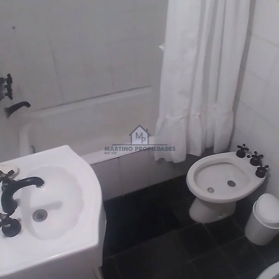 Casa en Venta, Villa Gesell, Zona Centro.-
